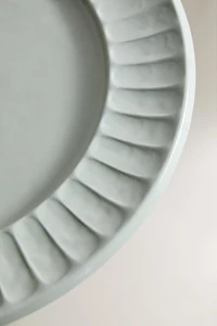 ROUND METAL SERVING DISH