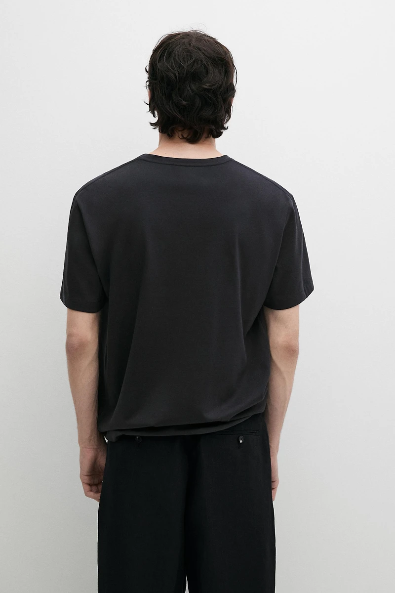 100% cotton T-shirt with shoulder detail