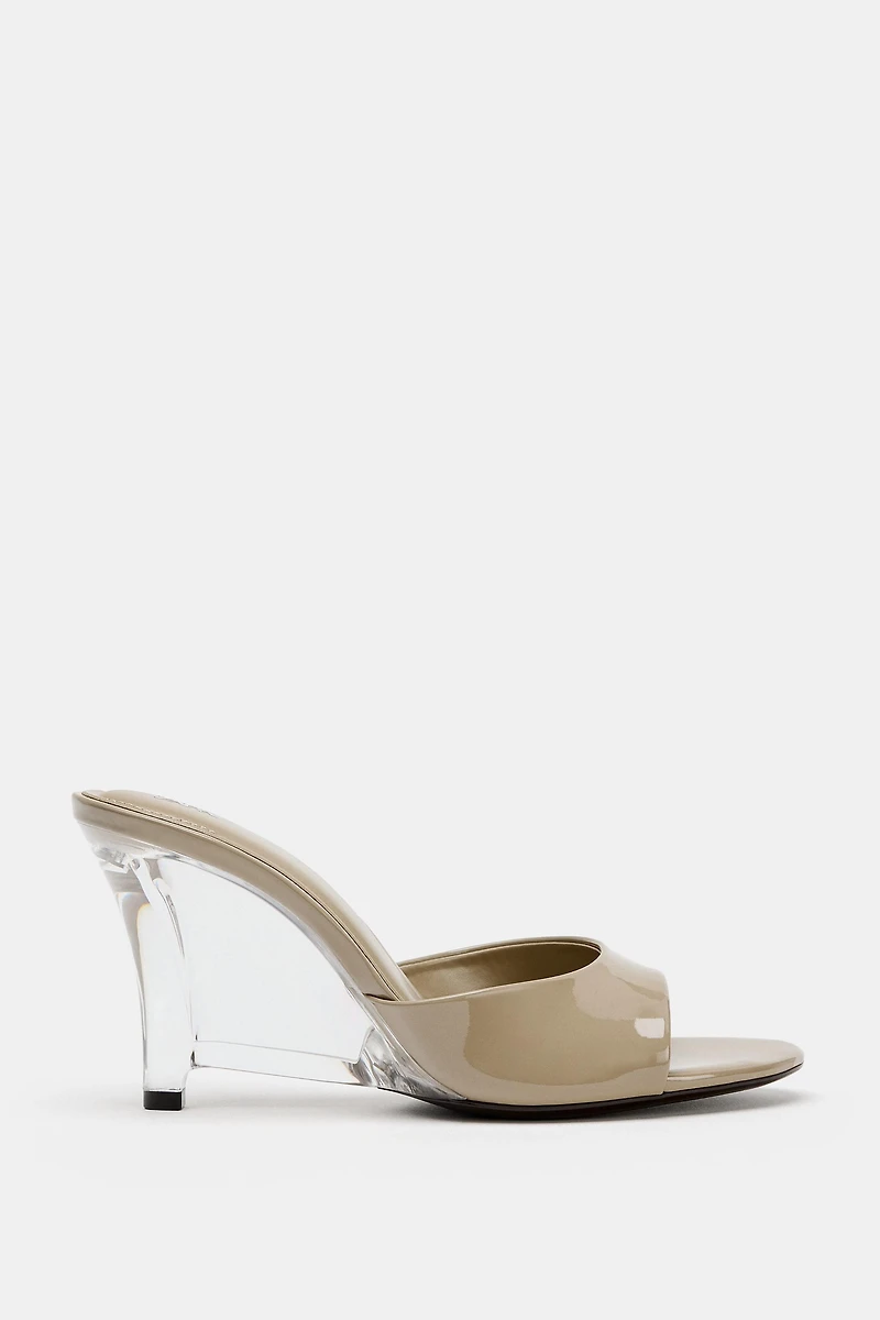 PATENT EFFECT WEDGE SANDALS