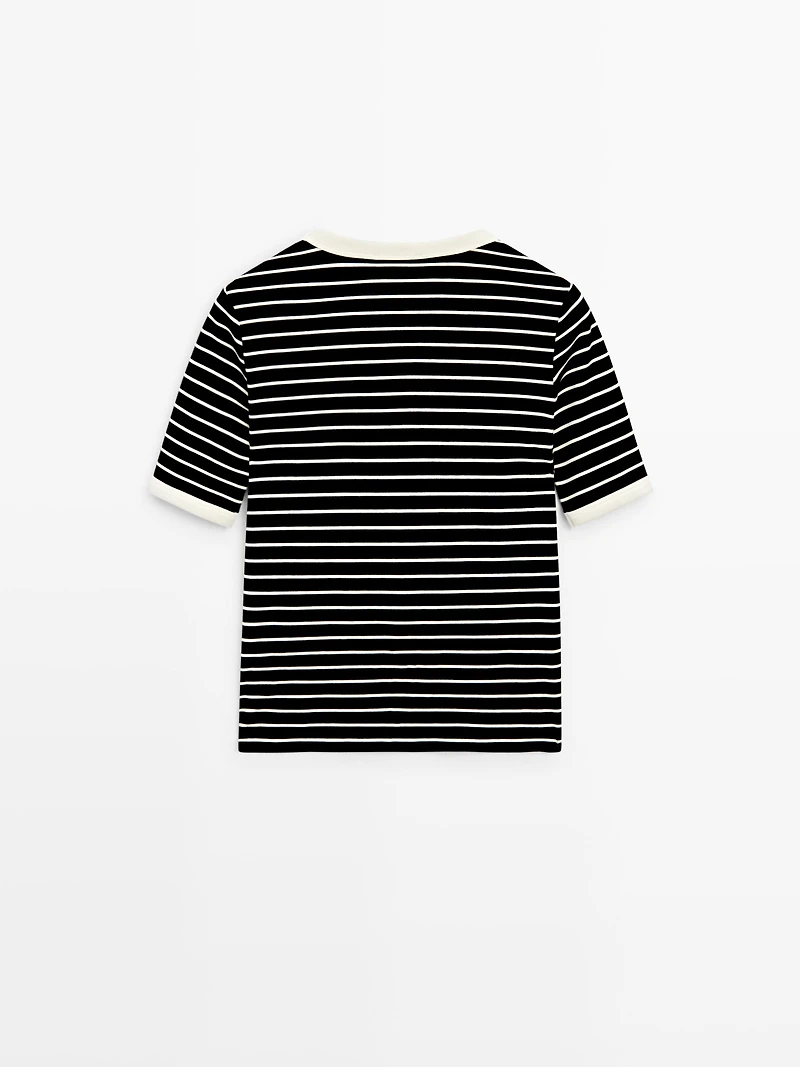 Short sleeve T-shirt with contrast stripes