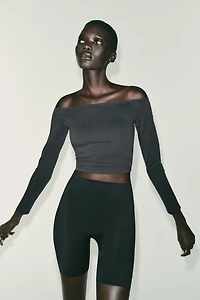 T-SHIRT ÉPAULES DÉNUDEES