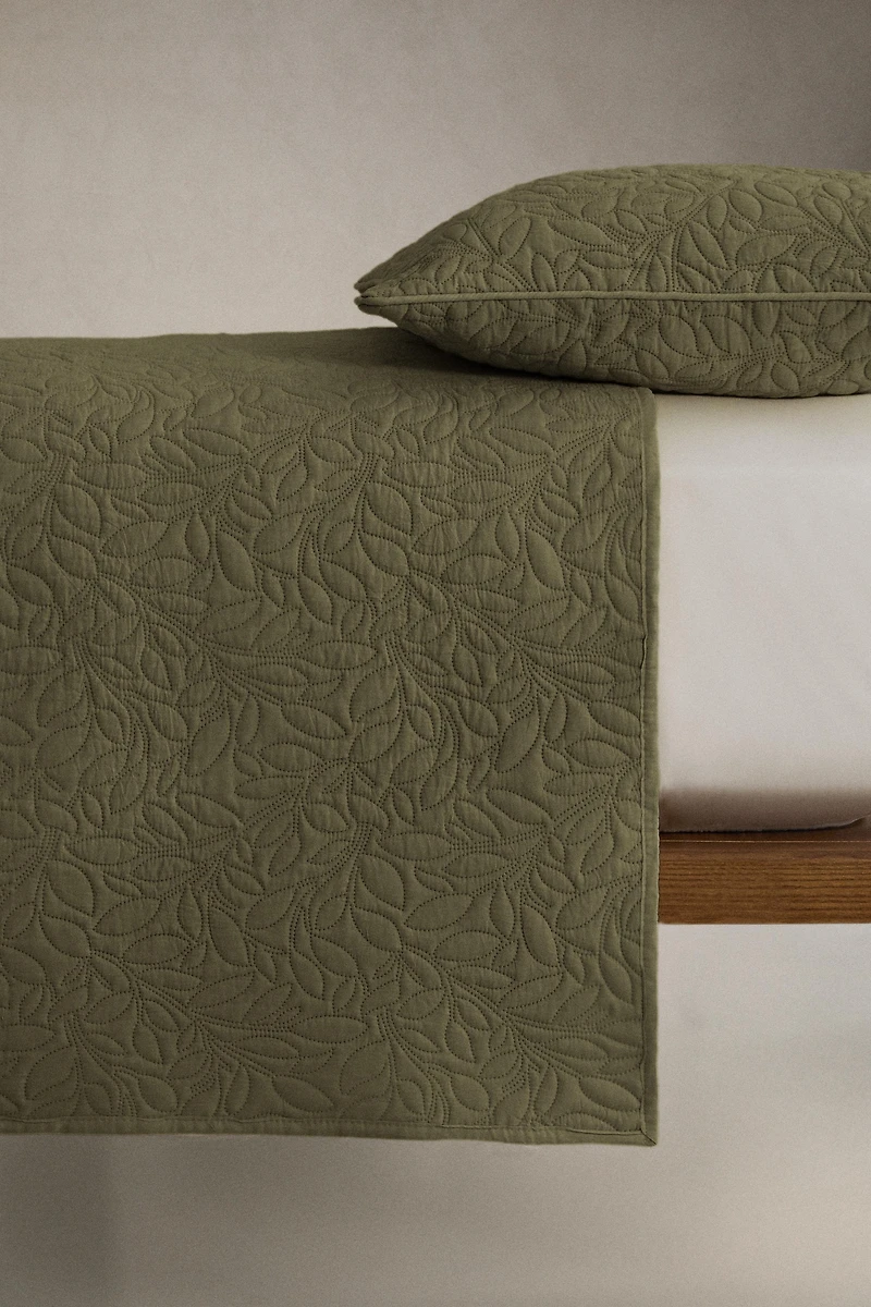 QUILTED QUILT WITH LEAVES