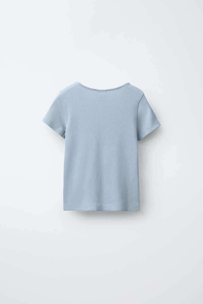 RIBBED BUTTON T-SHIRT