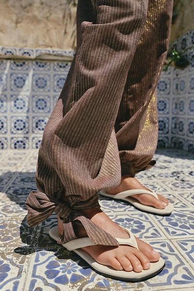 FLAT TOE-LOOP SANDALS