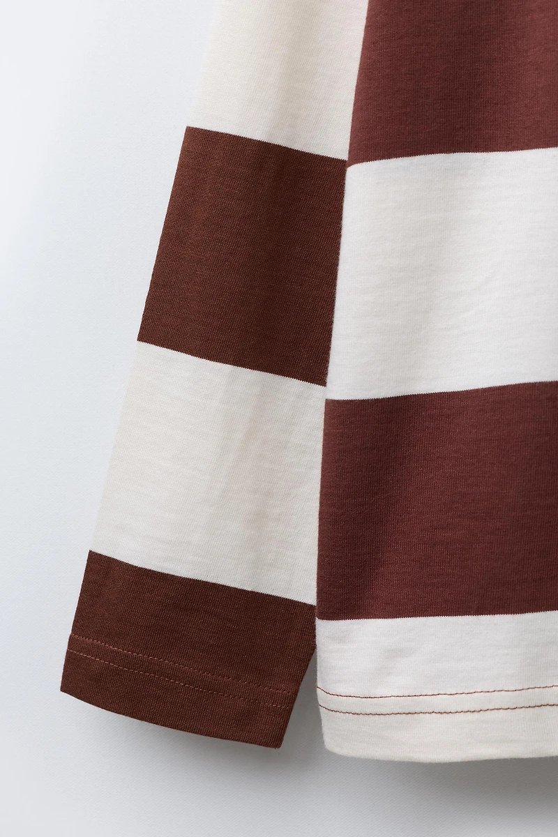 T-SHIRT À RAYURES AVEC INSCRIPTION BRODÉE