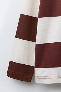 T-SHIRT À RAYURES AVEC INSCRIPTION BRODÉE