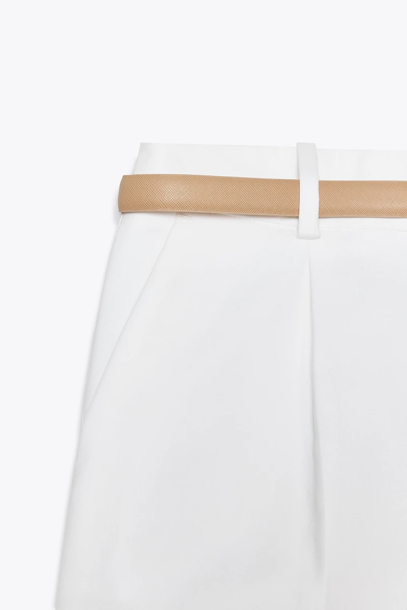 SHORT À PINCES ET CEINTURE