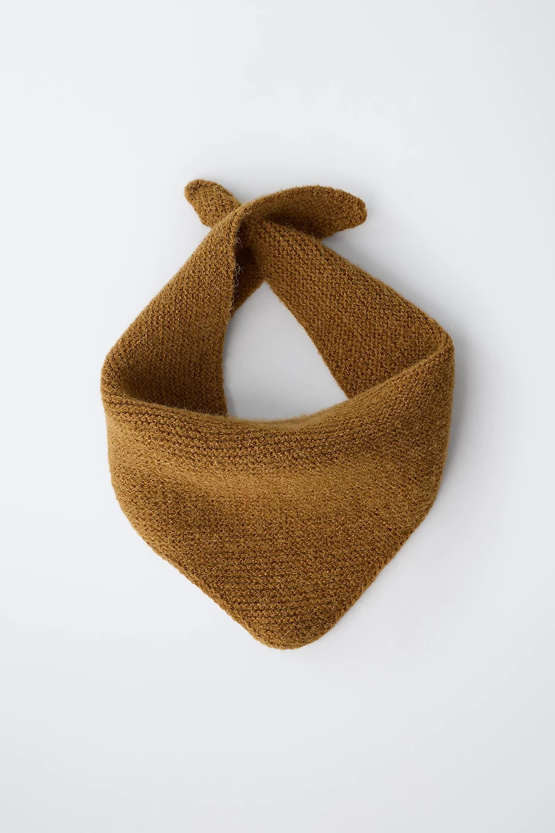 TRIANGULAR KNIT BANDANA