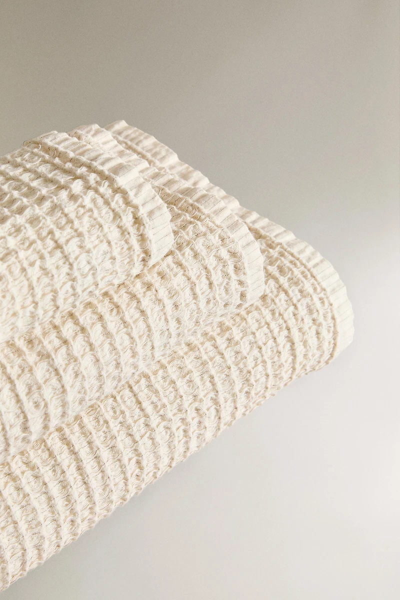 SERVIETTE DE BAIN GAUFRÉE RAYÉE