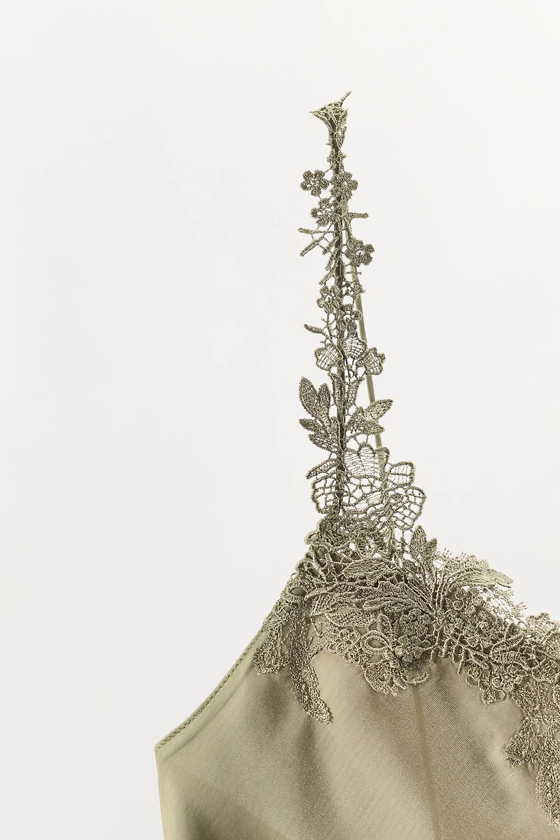 ROBE COURTE SATINÉE ET DENTELLE