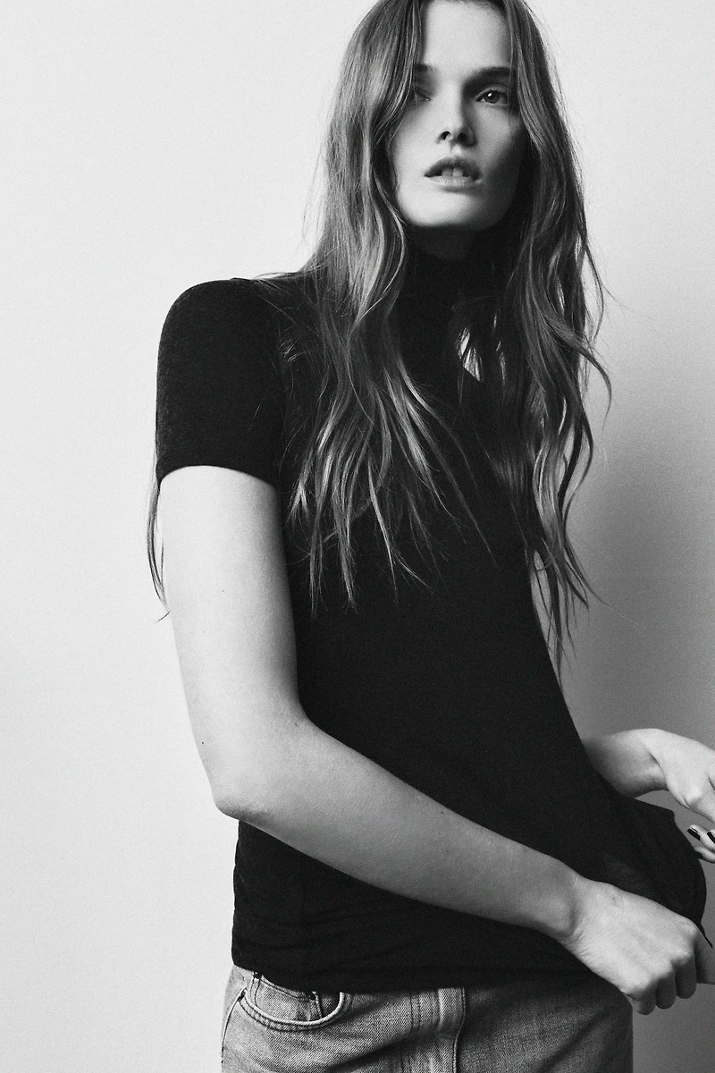 ASYMMETRIC TURTLENECK T-SHIRT