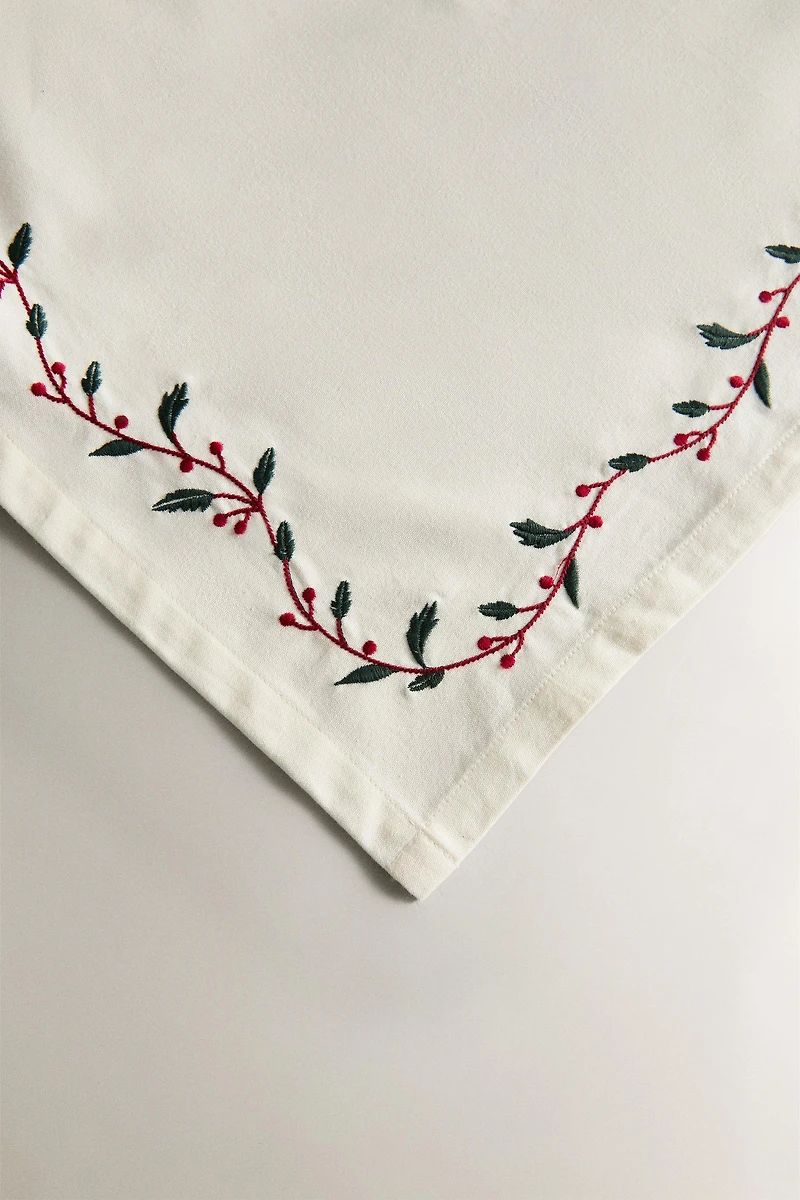 CHRISTMAS BERRIES COTTON TABLECLOTH