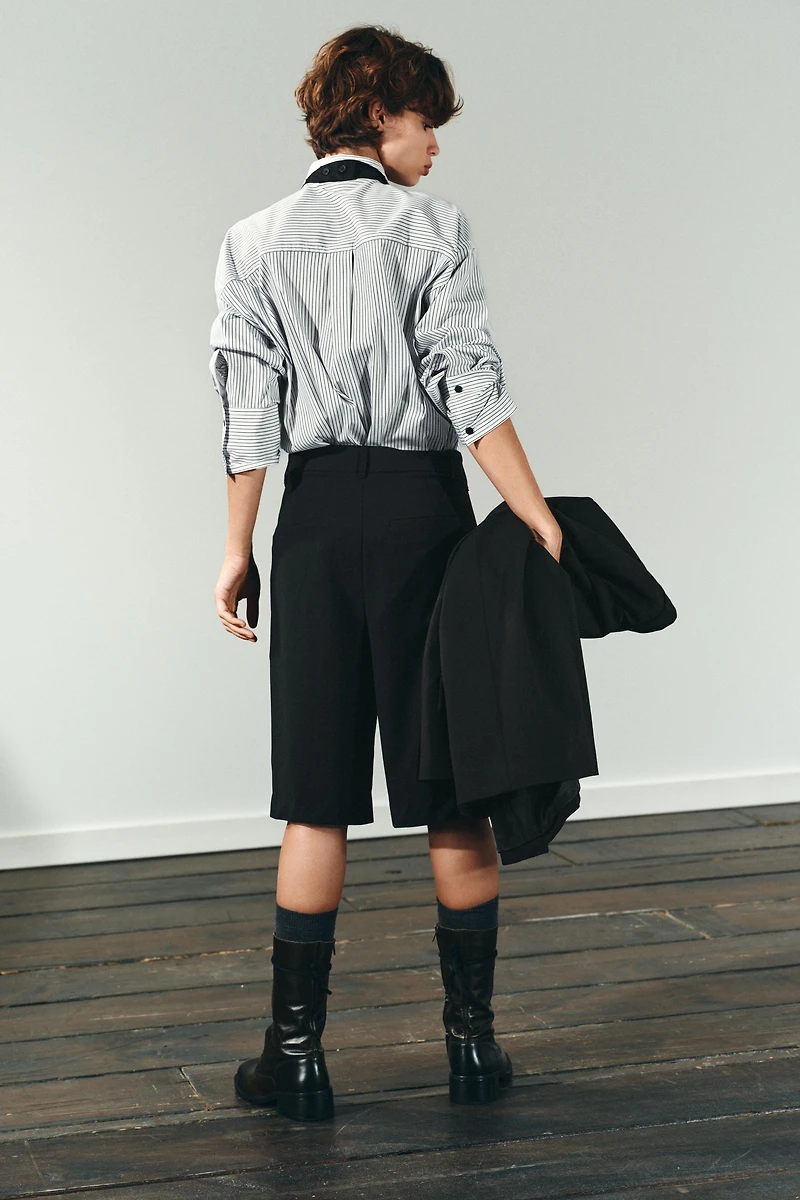 PLEATED LONG SHORTS