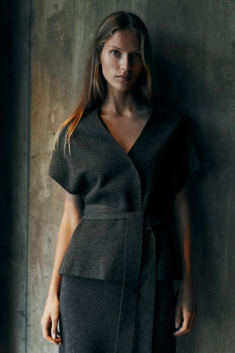 GILET EN MAILLE AVEC CEINTURE