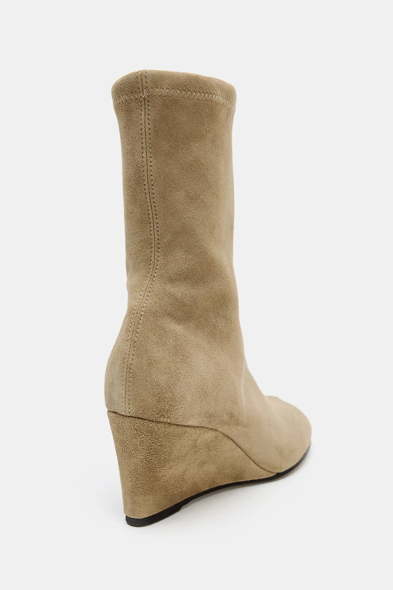 BOTTINES EN DAIM À TALONS COMPENSÉS