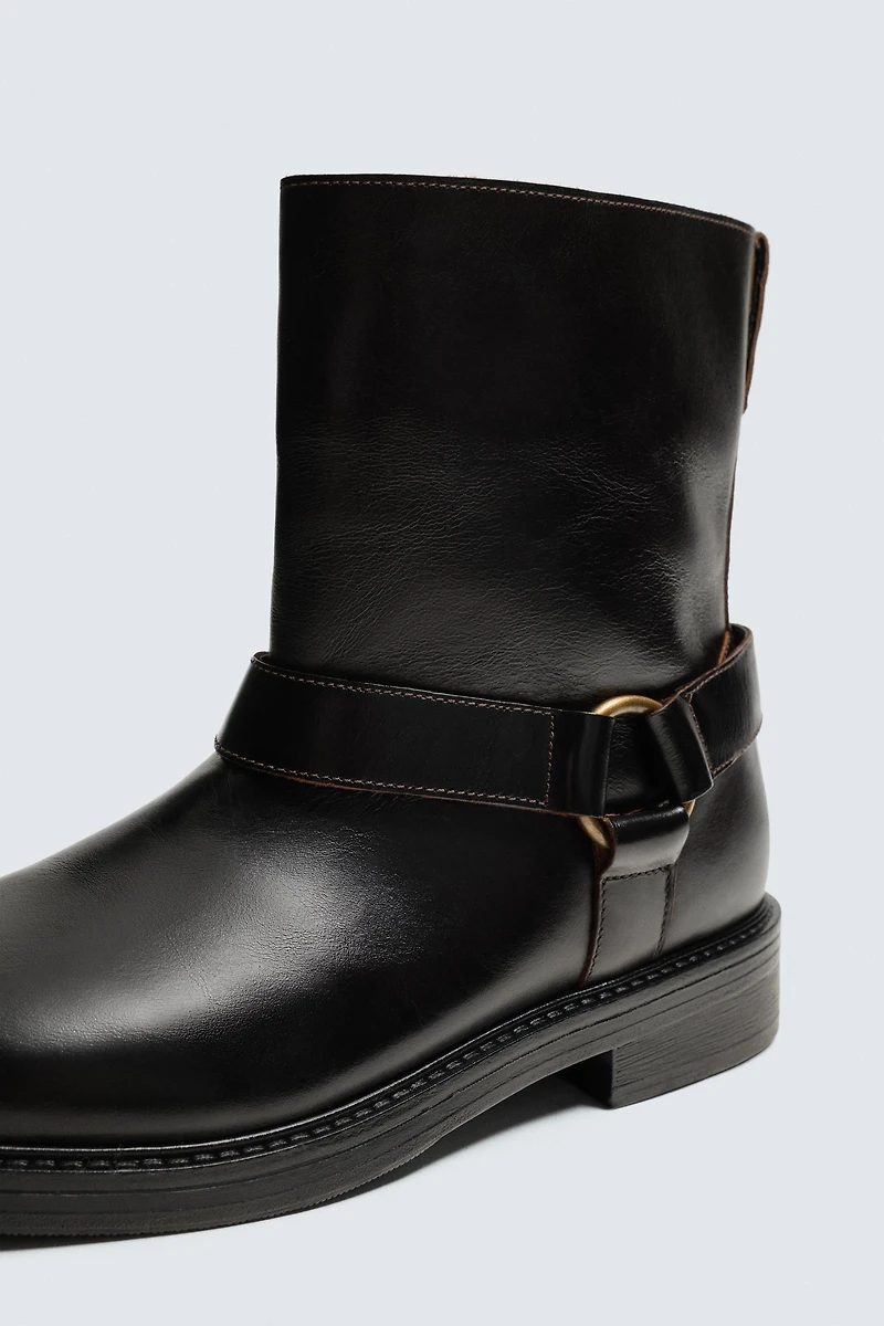 BOTTINES EN CUIR AVEC HARNAIS