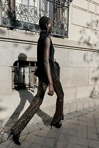 TOP EN MAILLE ASYMÉTRIQUE À DÉCORS LATÉRAUX