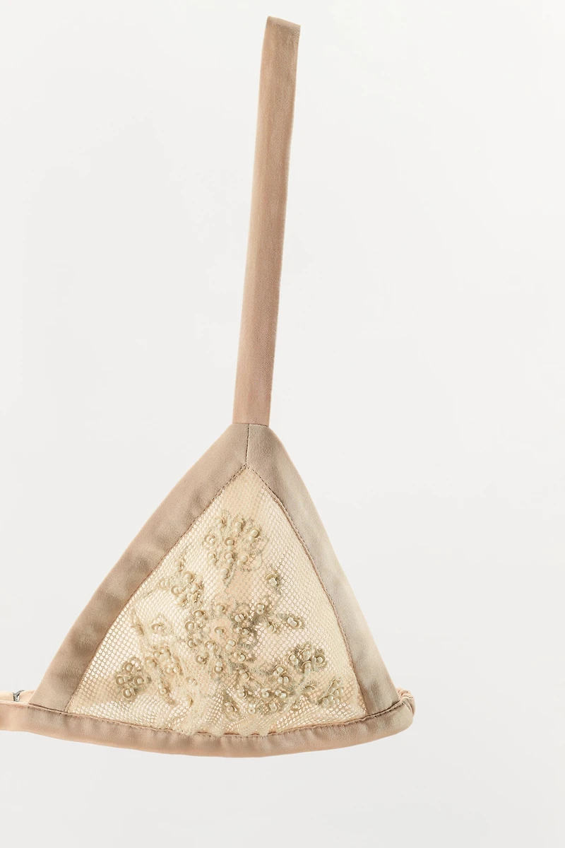 SOUTIEN-GORGE TRIANGLE EN DENTELLE AVEC FANTAISIE
