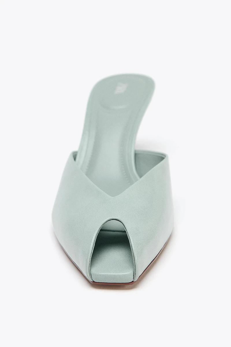 PATENT EFFECT SANDALS
