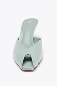 PATENT EFFECT SANDALS