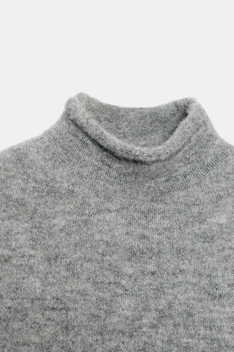 PULL EN MAILLE DOUCE À MANCHES COURTES
