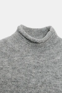 PULL EN MAILLE DOUCE À MANCHES COURTES