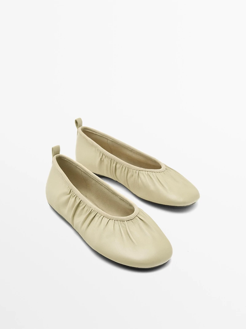 Ballerine froncée en cuir souple