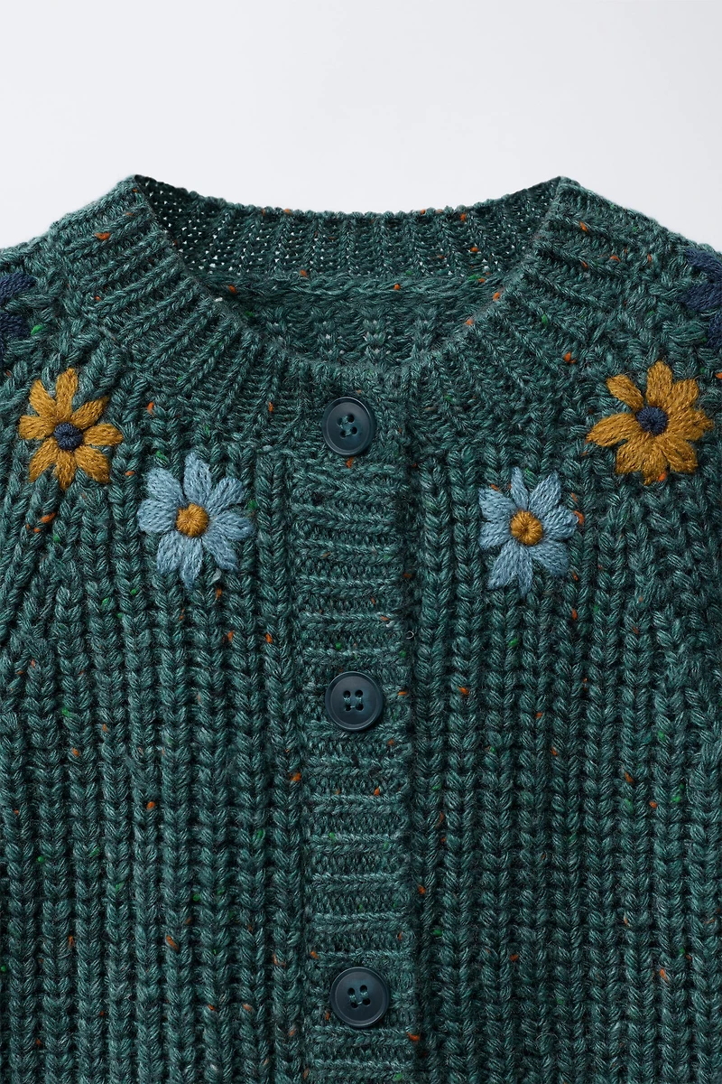 GILET EN MAILLE À FLEURS BRODÉES