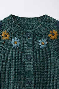 GILET EN MAILLE À FLEURS BRODÉES
