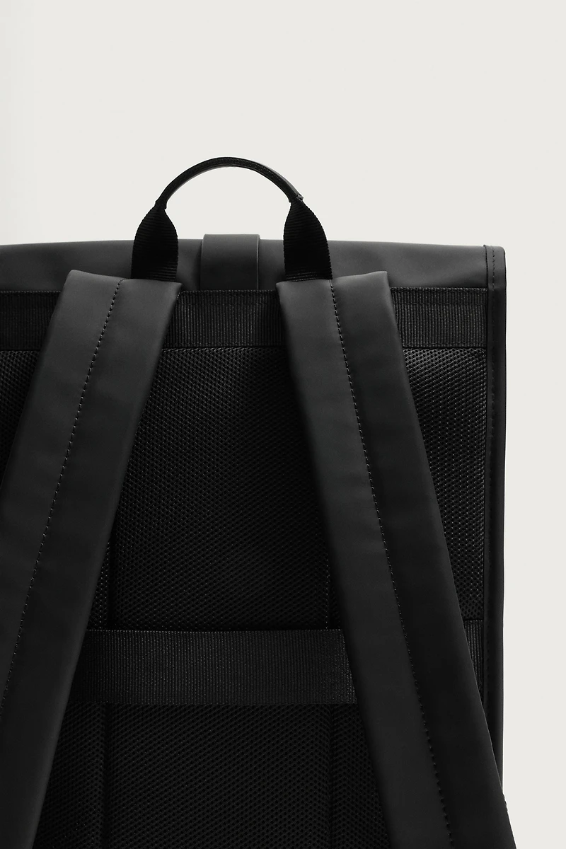 SAC À DOS EFFET GOMMÉ AVEC RABAT