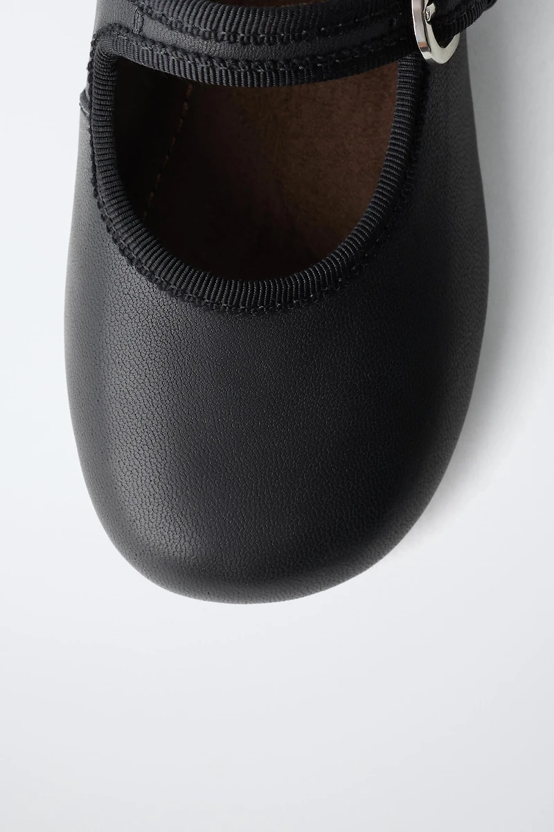 BALLERINES EN CUIR À BOUCLE
