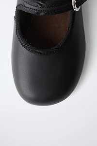 BALLERINES EN CUIR À BOUCLE