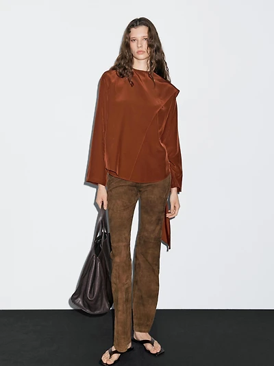 Flowing blouse with tied neck