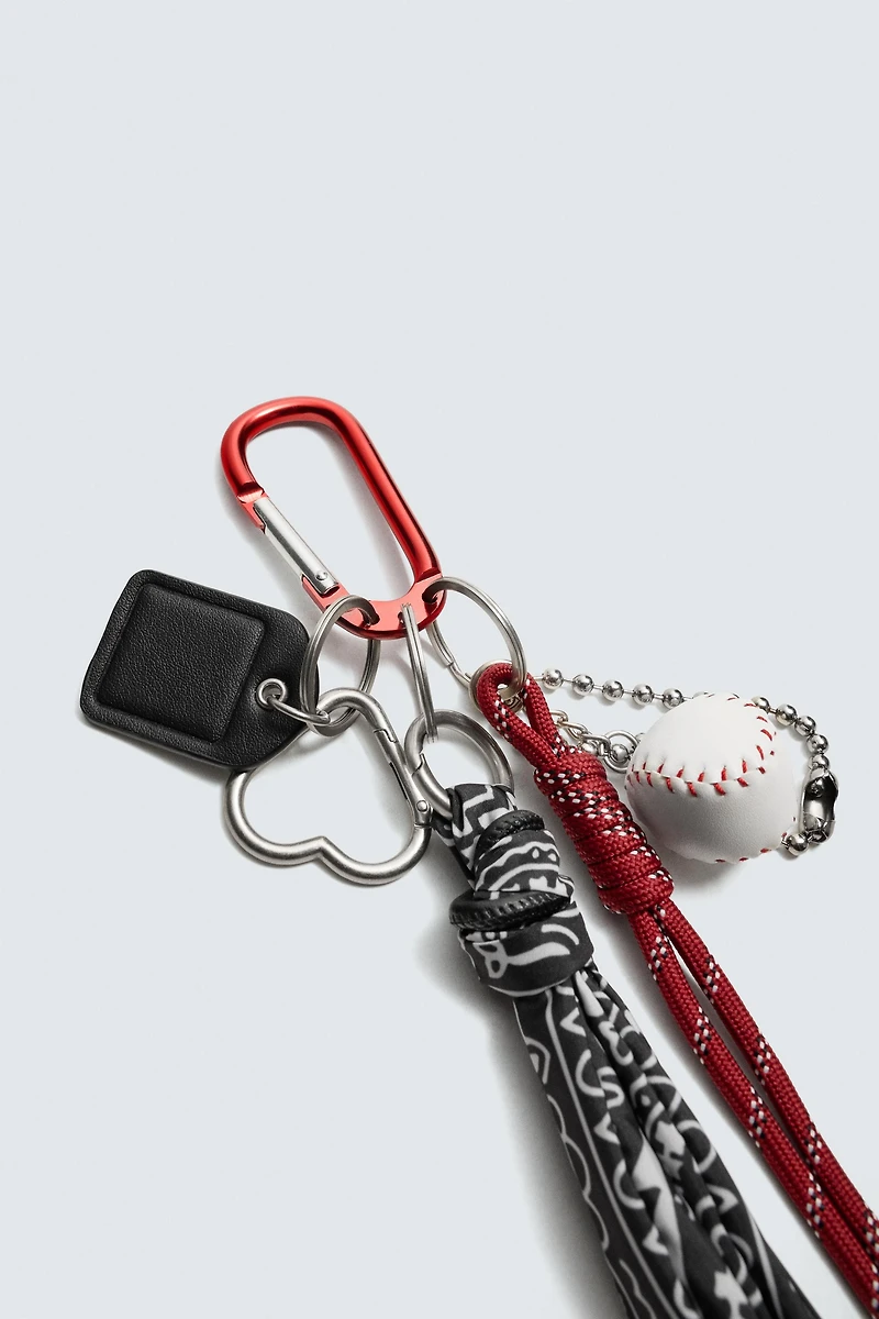 PORTE-CLÉS MULTICHARMS