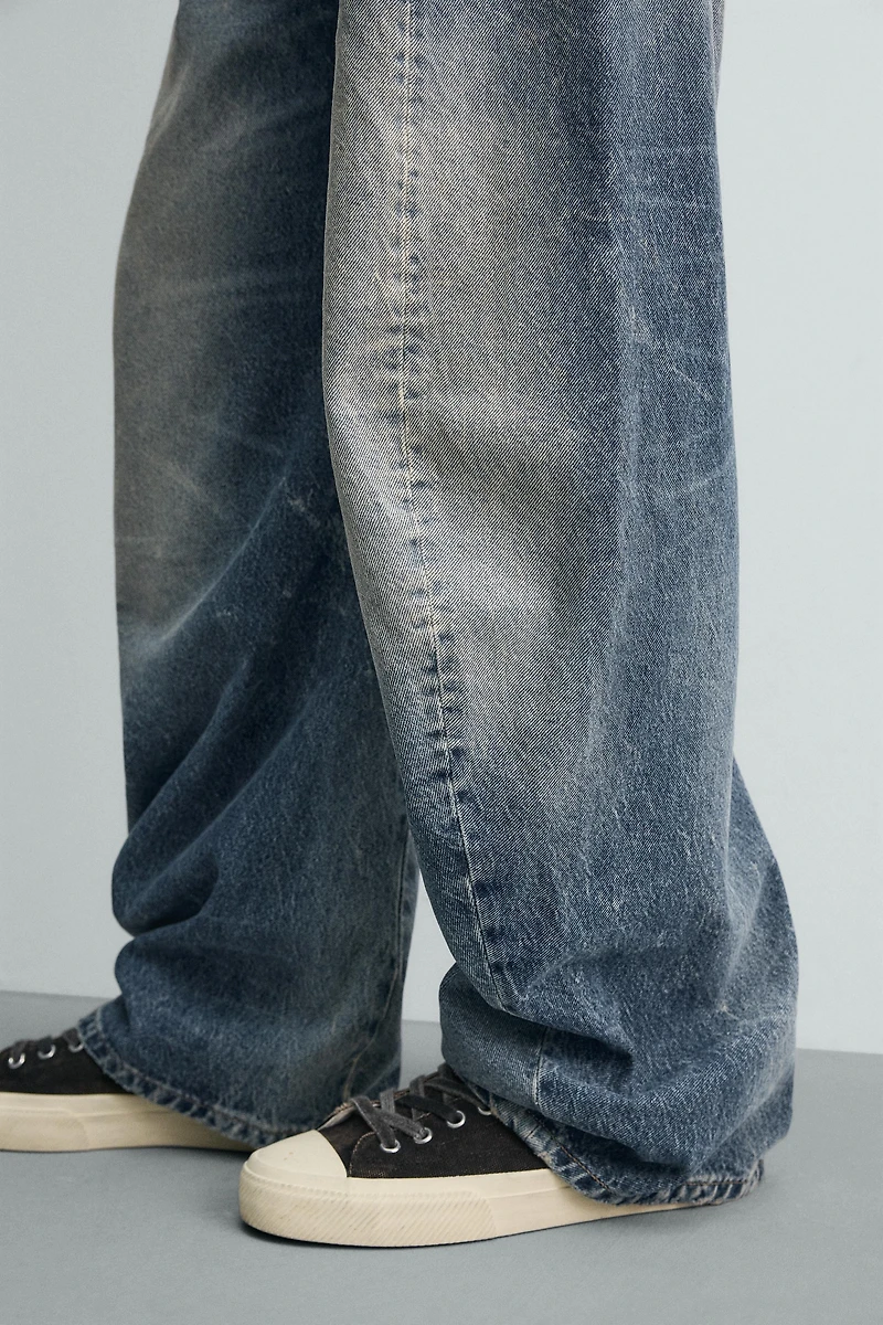 BARREL FIT JEANS WITH TWISTED SEAMS