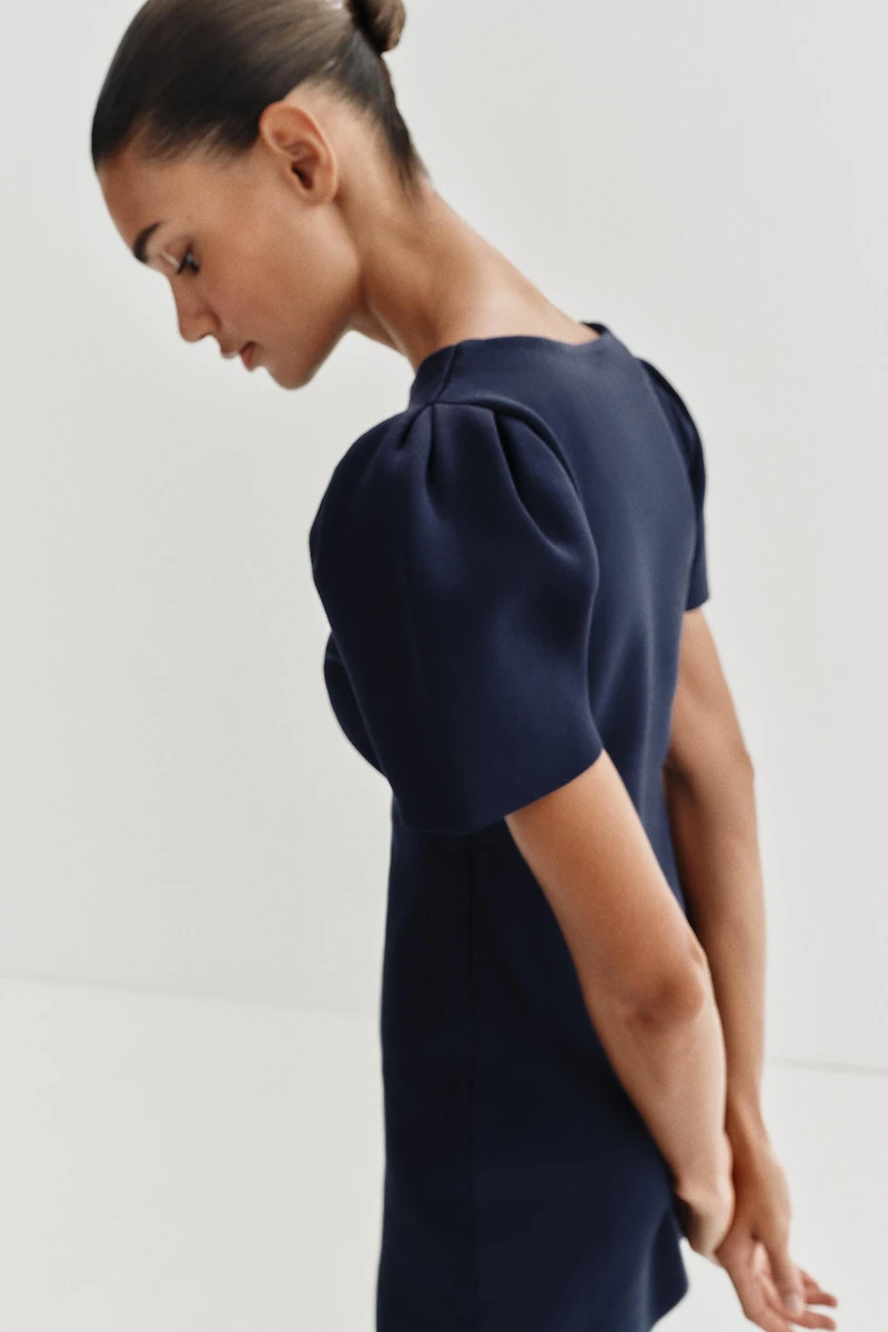 ROBE COURTE EN MAILLE À MANCHES BOUFFANTES