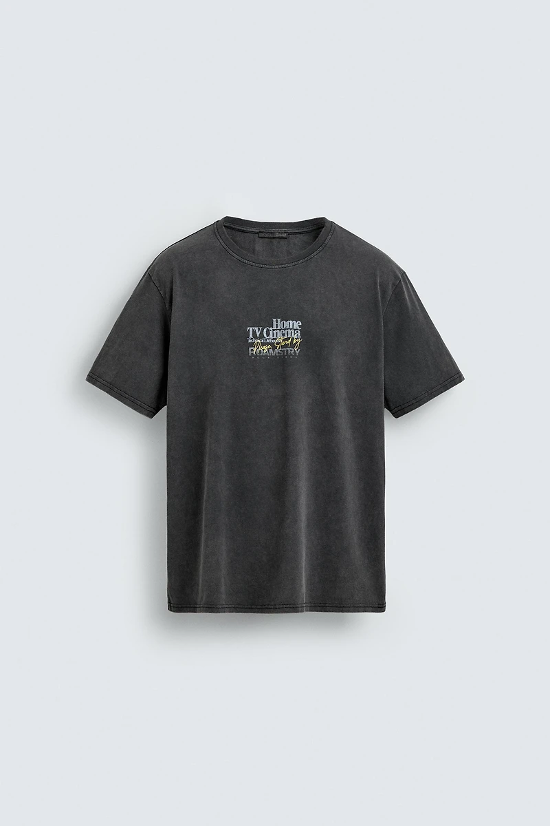 CONTRASTING TEXT WASHED T-SHIRT