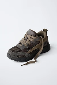 CHAUSSURES DE SPORT EN RÉSILLE