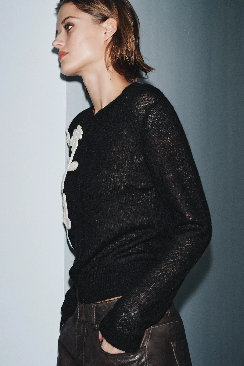 GILET EN MAILLE BRODERIE FLEUR