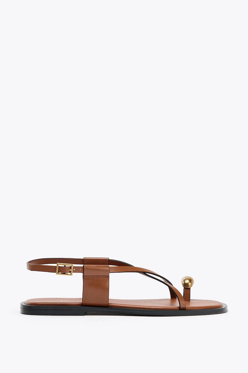 FLAT SANDALS WITH STRAPS AND METAL DETAIL
