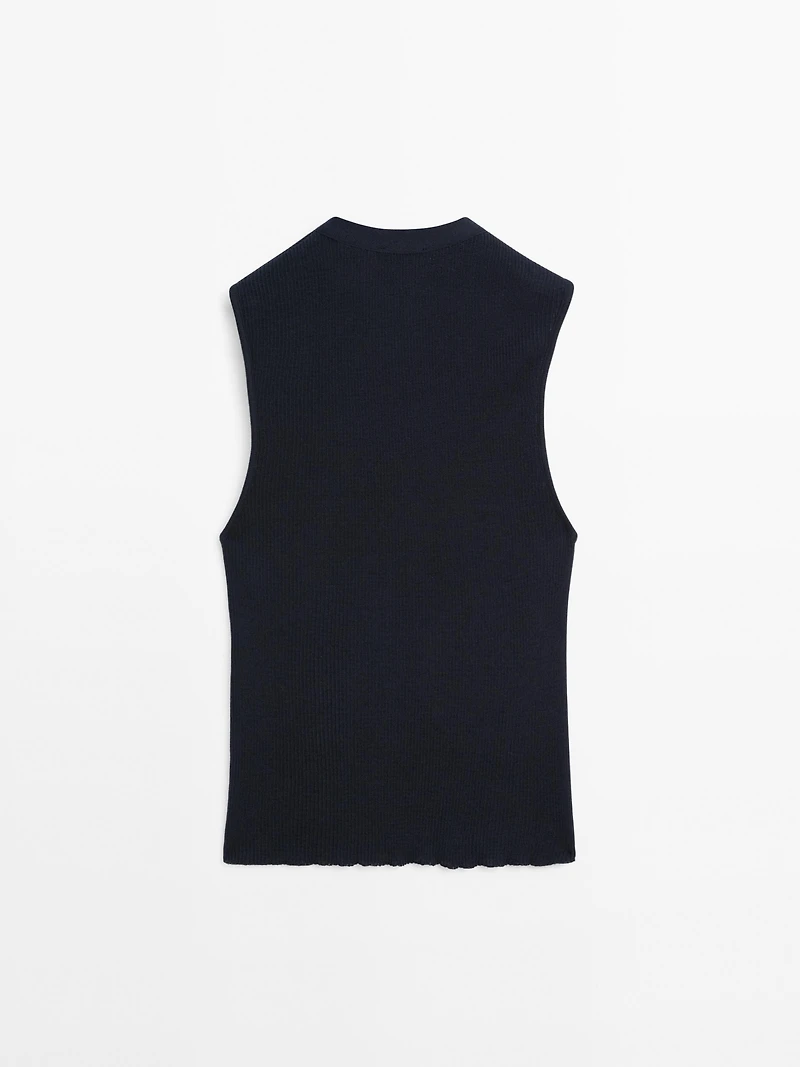 Ribbed top with collar detail