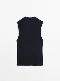 Ribbed top with collar detail