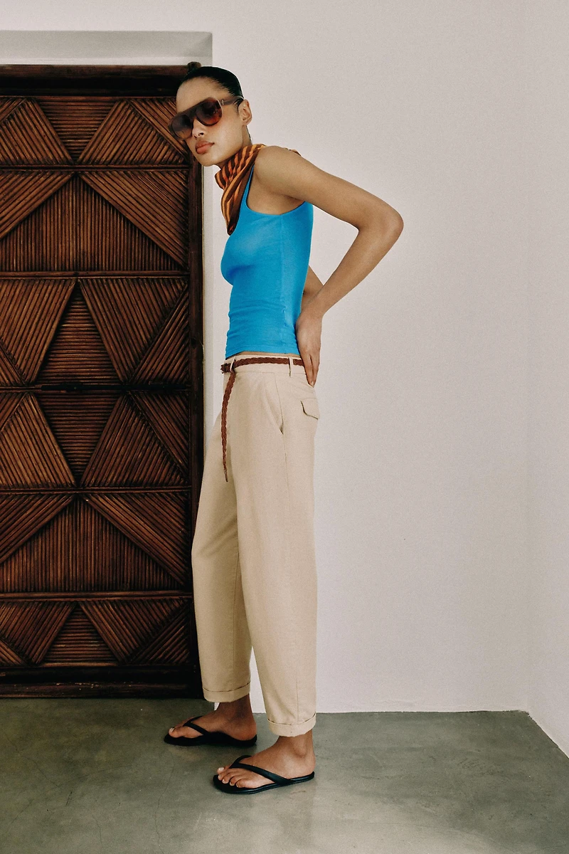 PANTALON CHINO AVEC CEINTURE TRESSÉE