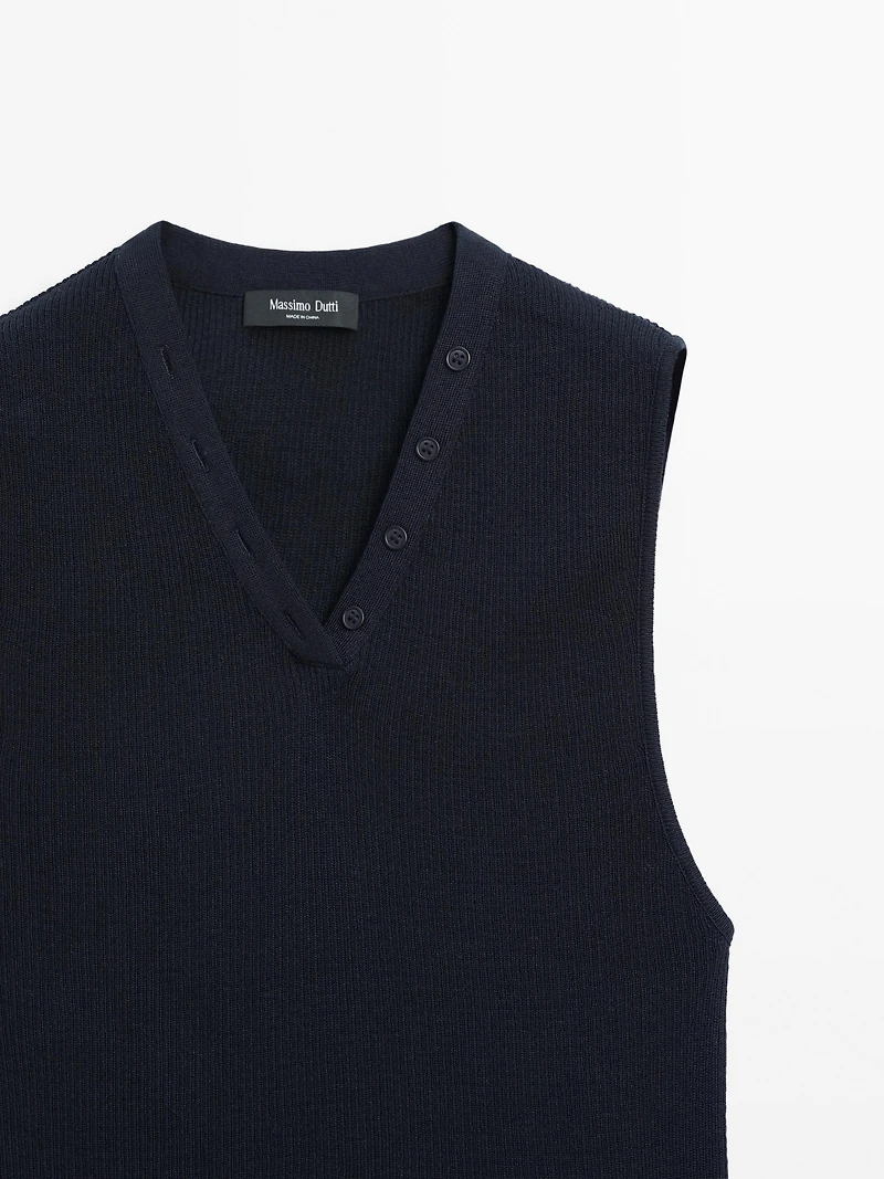 Ribbed top with collar detail