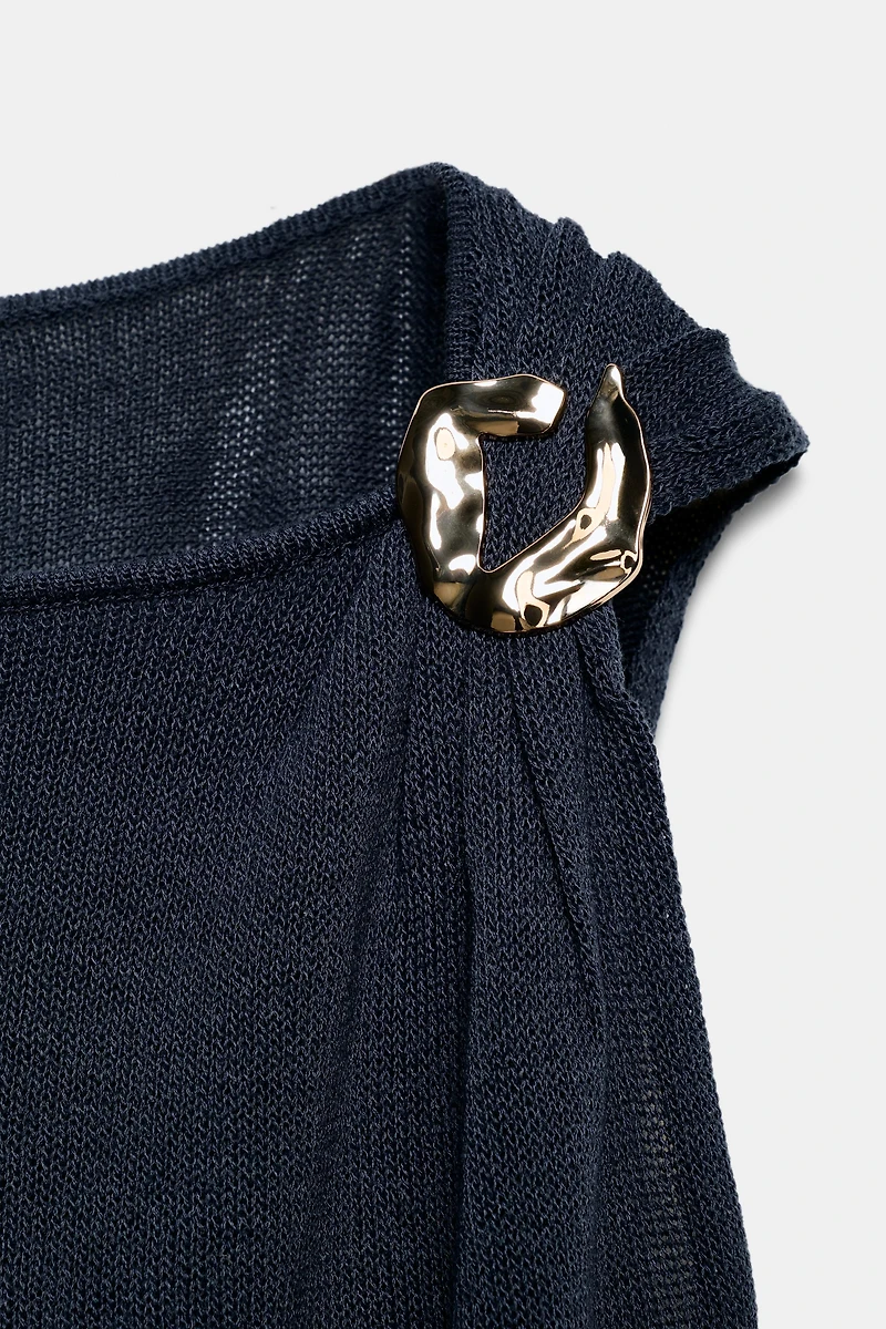 TOP EN MAILLE À DÉTAILS