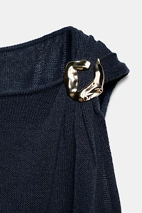 TOP EN MAILLE À DÉTAILS