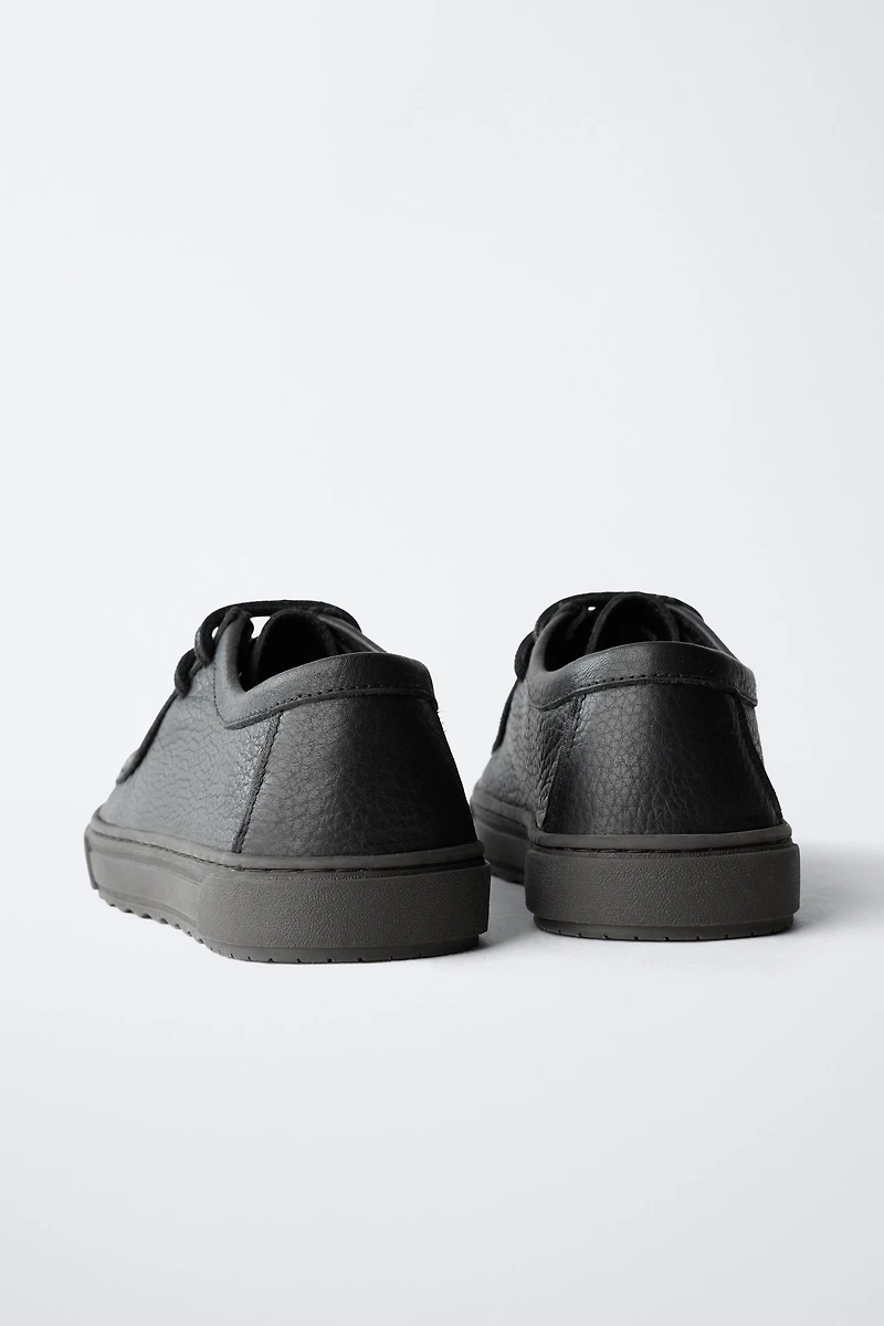 CHAUSSURES EN CUIR AVEC LISERÉ