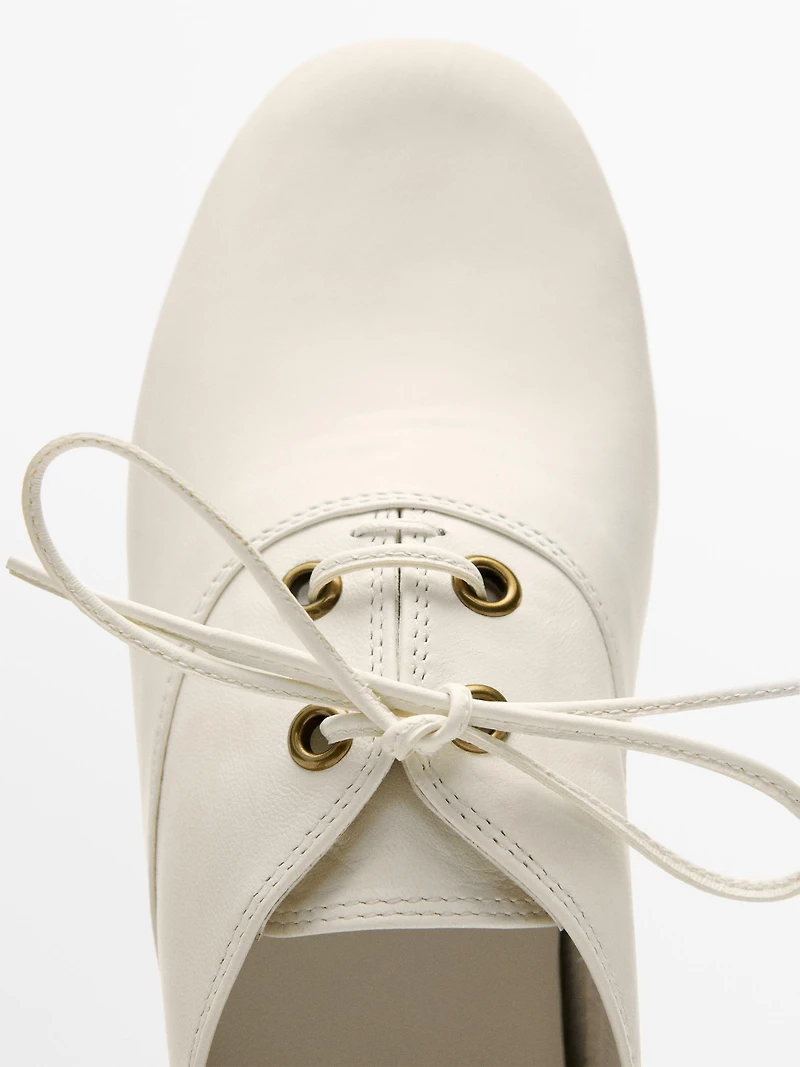 Soft leather lace-up shoes