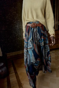 JUPE MI-LONGUE IMPRIMÉE AVEC FIL MÉTALLISÉ ET CEINTURE