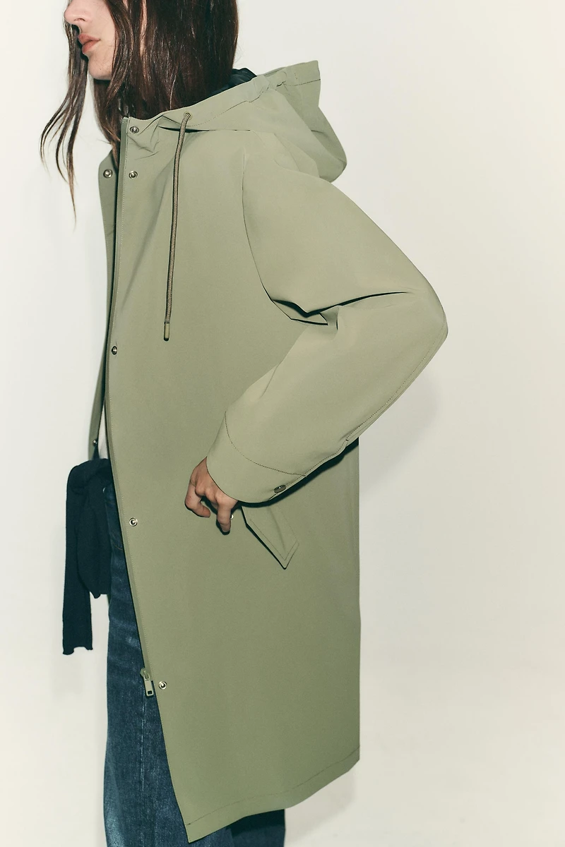 BLOUSON EFFET GOMME AVEC CAPUCHE